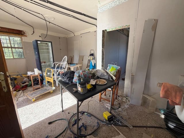 4 soveværelse Villa til salg i Pedralba med swimmingpool - € 160.000 (Ref: 9582928)