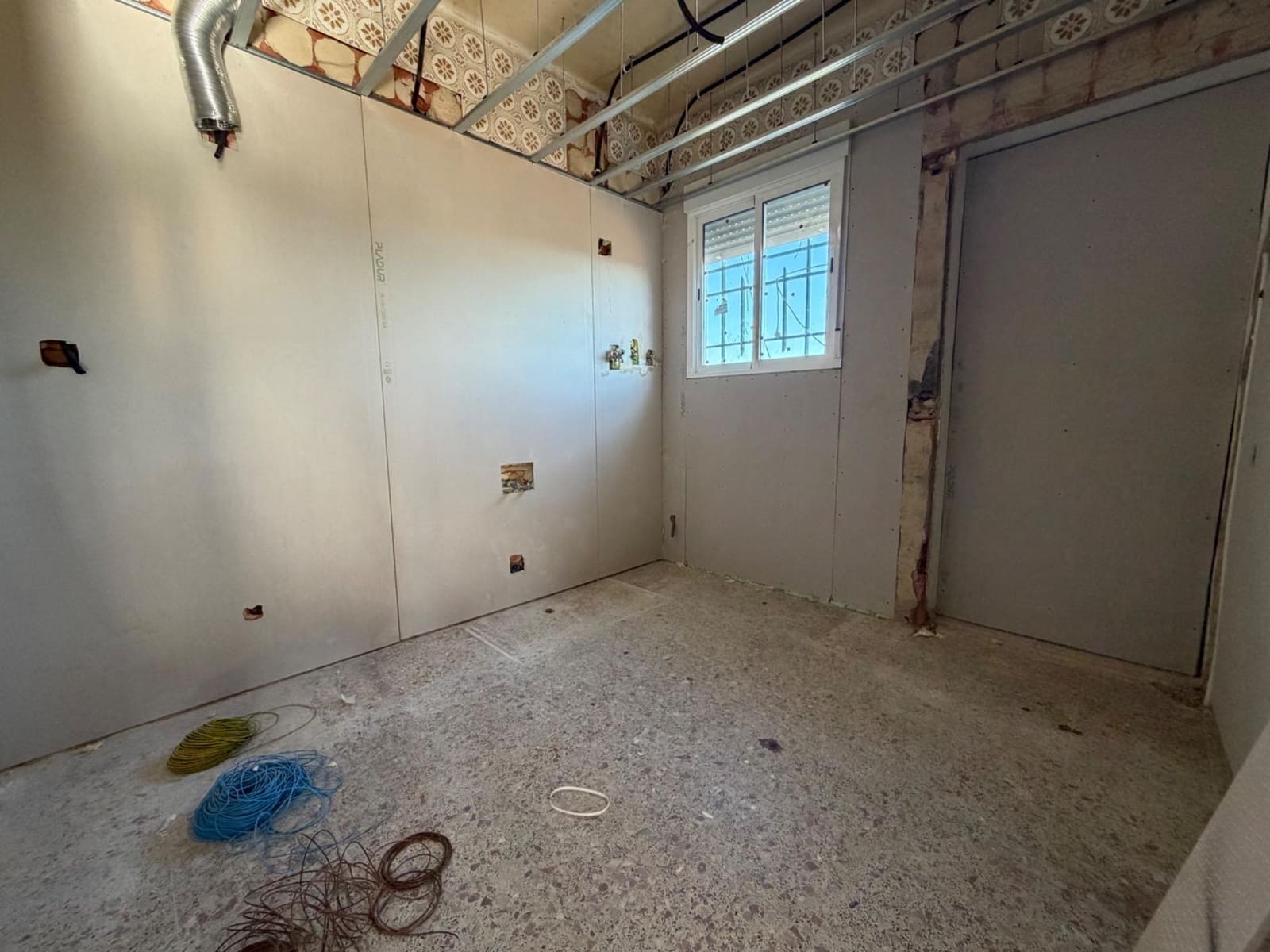 4 bedroom Villa for sale in Pedralba with pool - € 160,000 (Ref: 9582928)