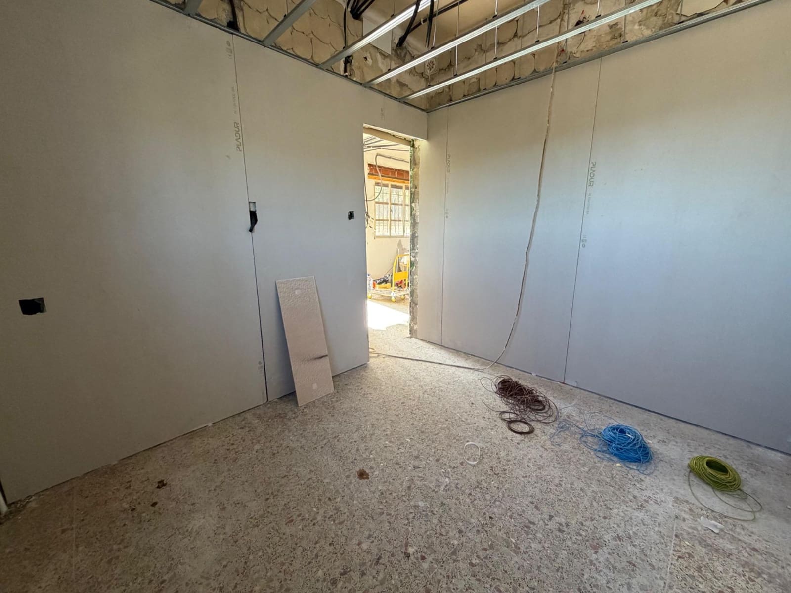 4 bedroom Villa for sale in Pedralba with pool - € 160,000 (Ref: 9582928)