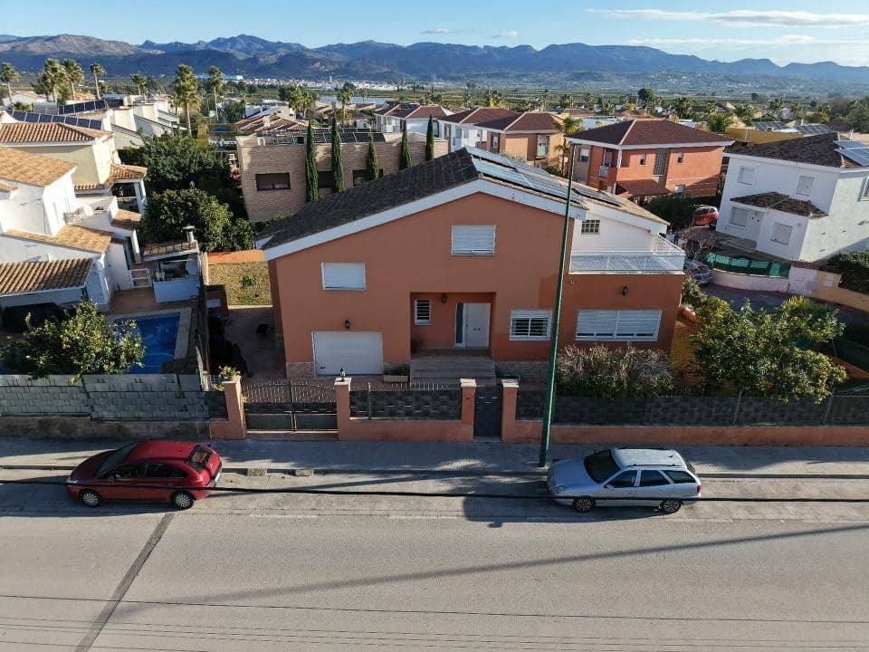 4 slaapkamer Villa te koop in Lliria met zwembad garage - € 469.990 (Ref: 9645005)
