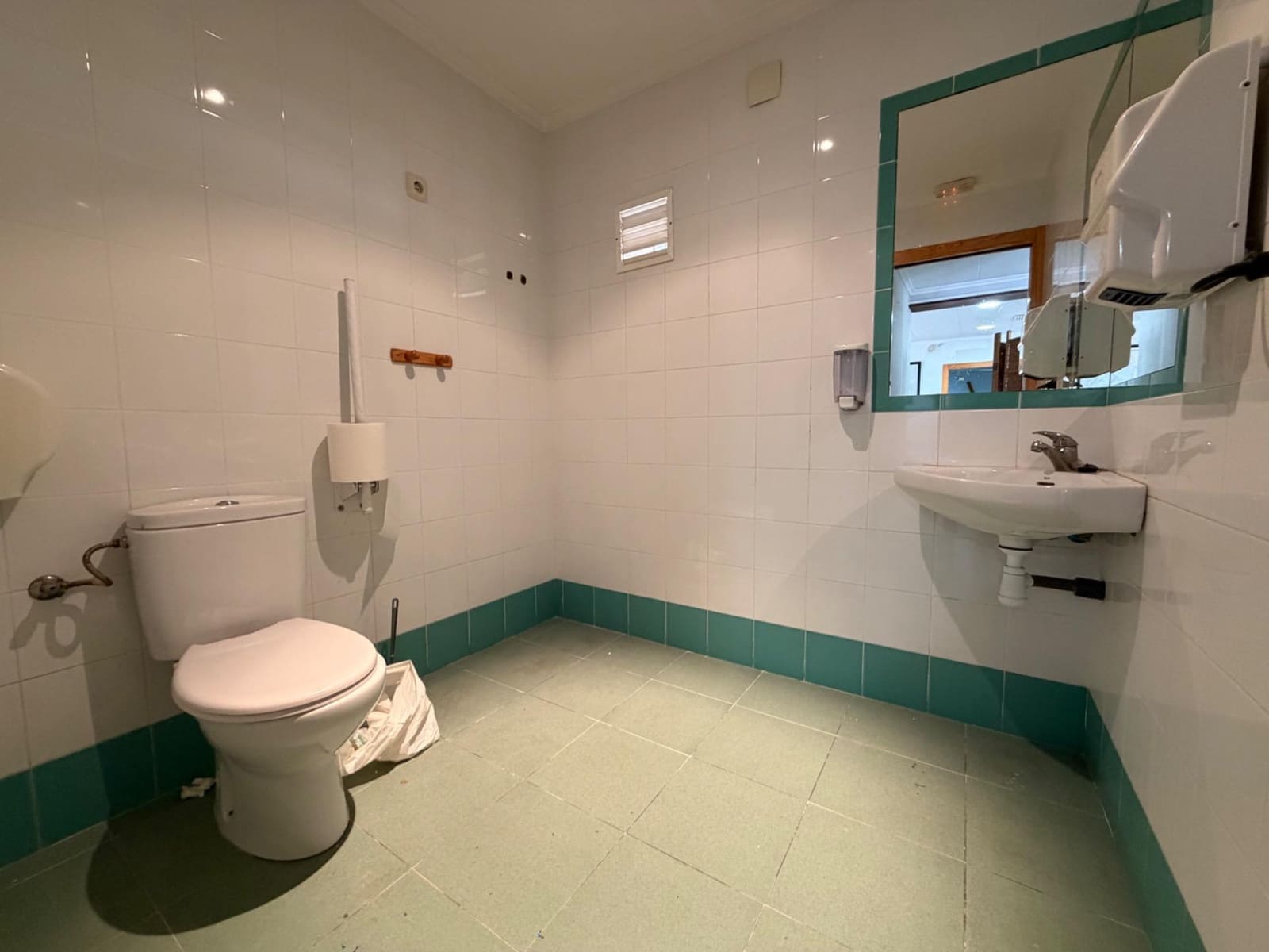 Commercial for sale in Domeno - € 175,000 (Ref: 9735579)