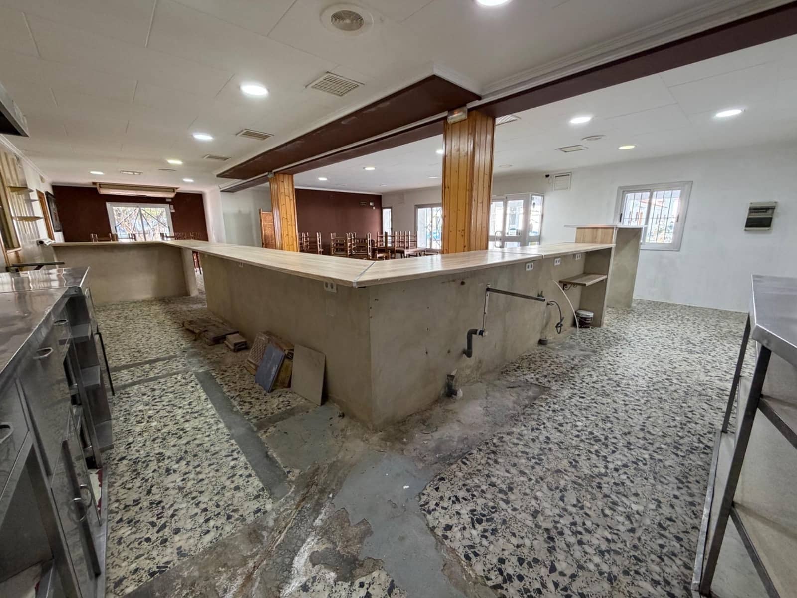 Commercial for sale in Domeno - € 175,000 (Ref: 9735579)