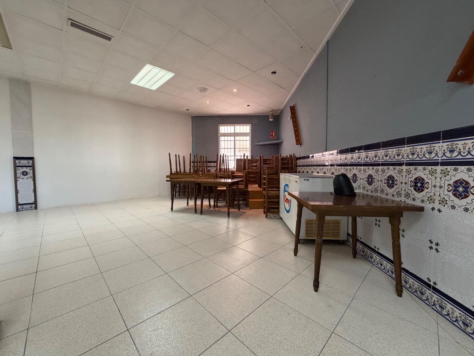 Commercial for sale in Domeno - € 175,000 (Ref: 9735579)