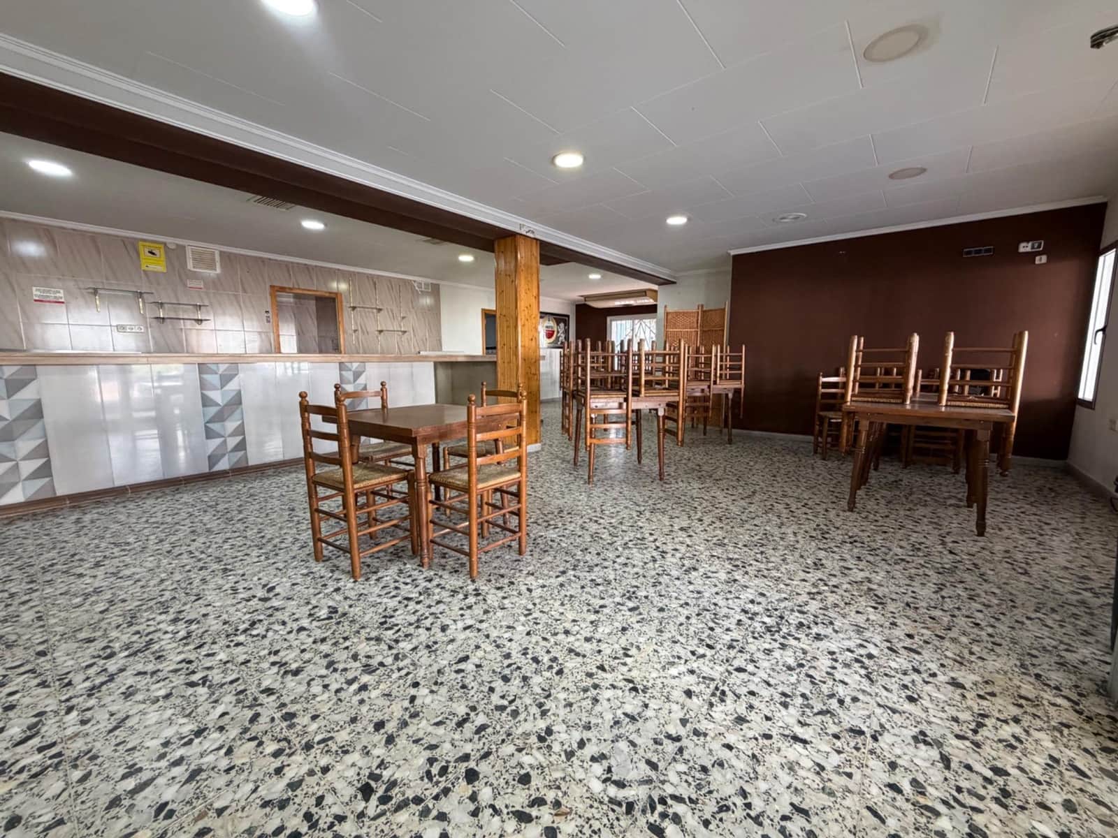 Commercial for sale in Domeno - € 175,000 (Ref: 9735579)