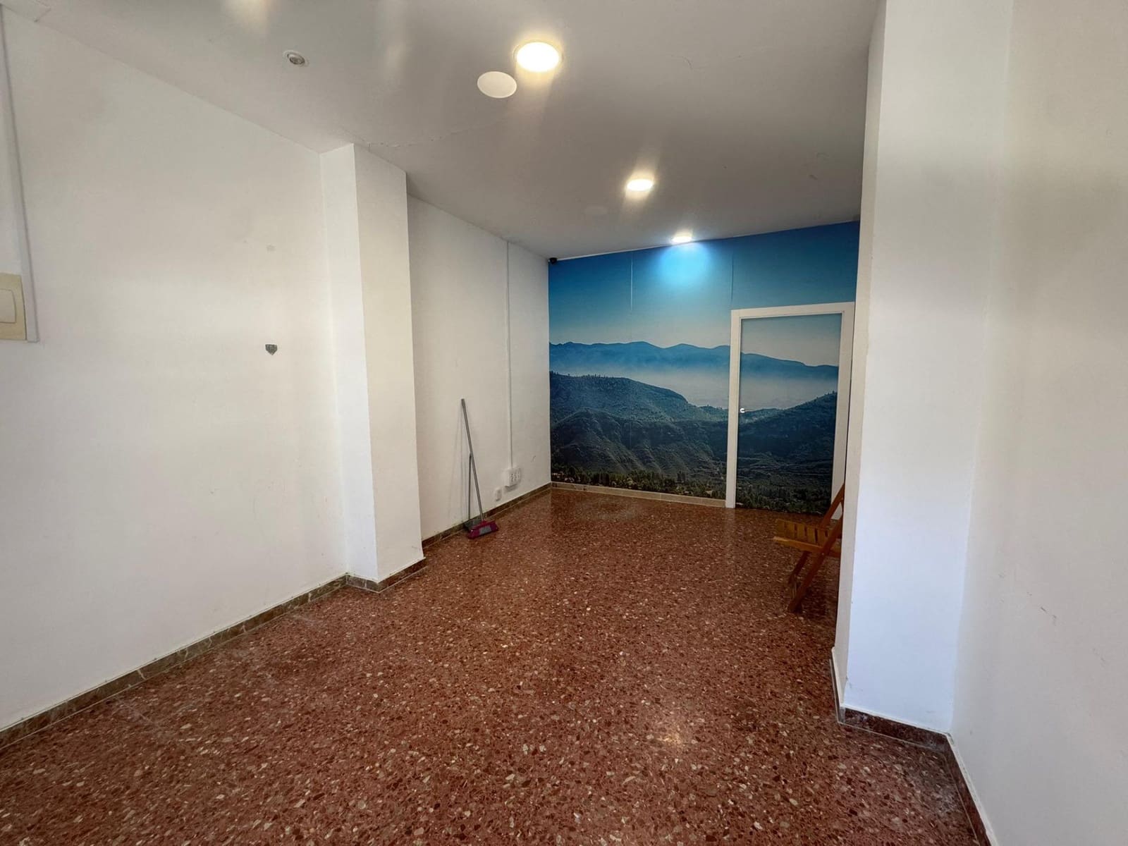 Kaupallinen myytävänä paikassa Lliria - 78 000 € (Ref: 9758948)