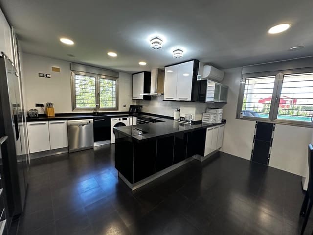 4 slaapkamer Villa te koop in Llíria met zwembad - € 477.000 (Ref: 9773052)