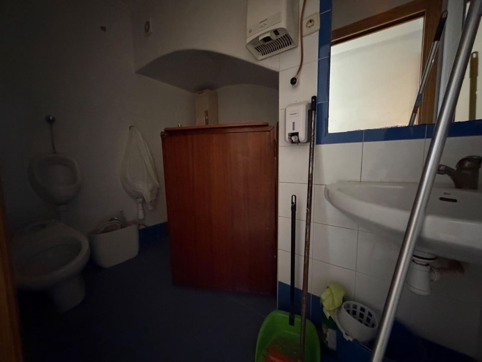 4 bedroom Commercial for sale in Domeno - € 250,000 (Ref: 9833646)