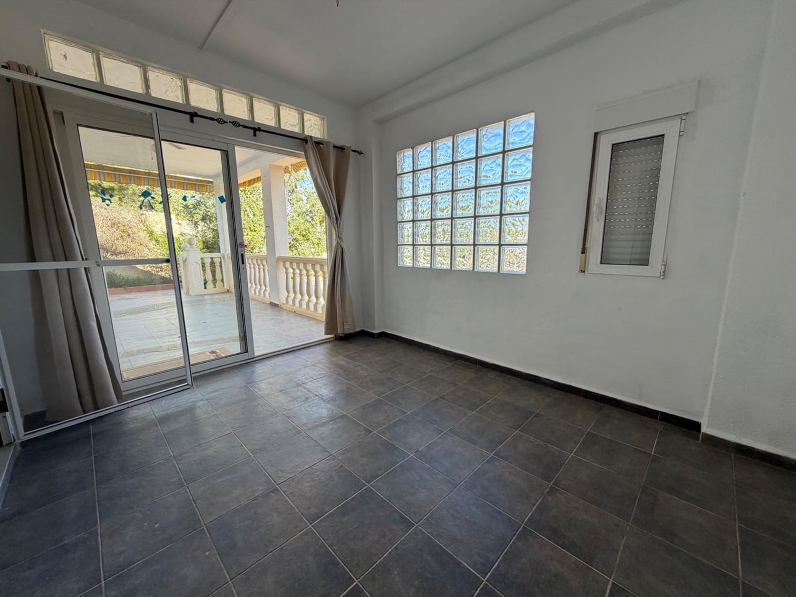 8 soverom Villa til salgs i Vilamarxant / Villamarchante med svømmebasseng garasje - € 375 000 (Ref: 9843383)