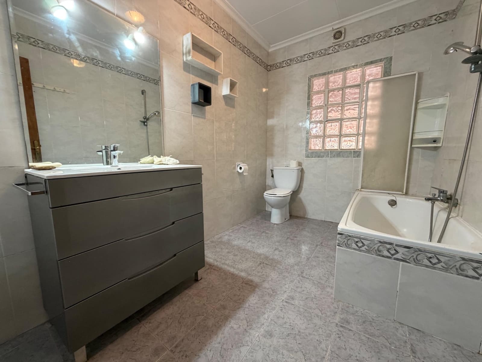 8 soverom Villa til salgs i Vilamarxant / Villamarchante med svømmebasseng garasje - € 375 000 (Ref: 9843383)