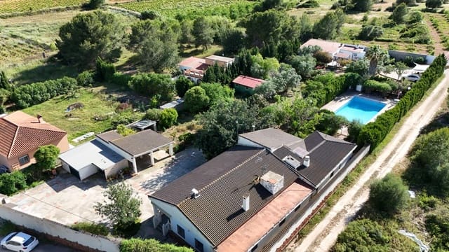 8 soverom Villa til salgs i Vilamarxant / Villamarchante med svømmebasseng garasje - € 375 000 (Ref: 9843383)