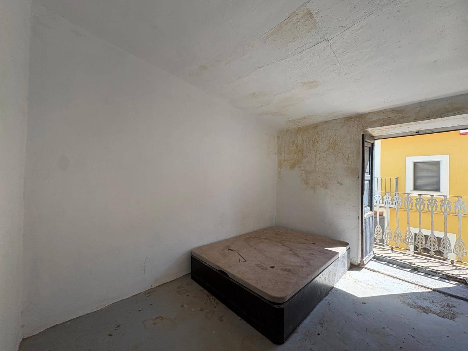 5 bedroom Townhouse for sale in Casinos - € 125,000 (Ref: 9876413)