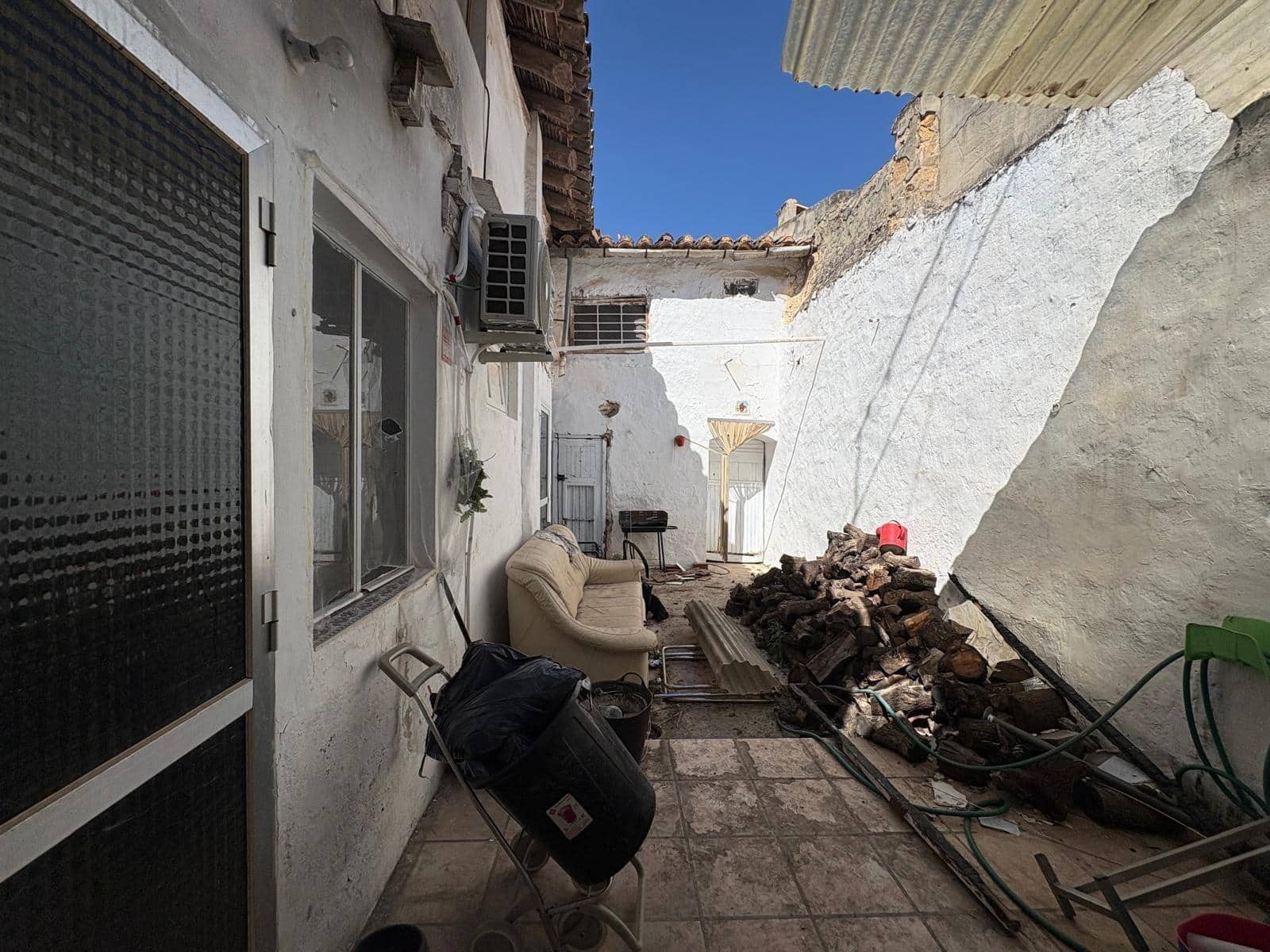 5 bedroom Townhouse for sale in Casinos - € 125,000 (Ref: 9876413)
