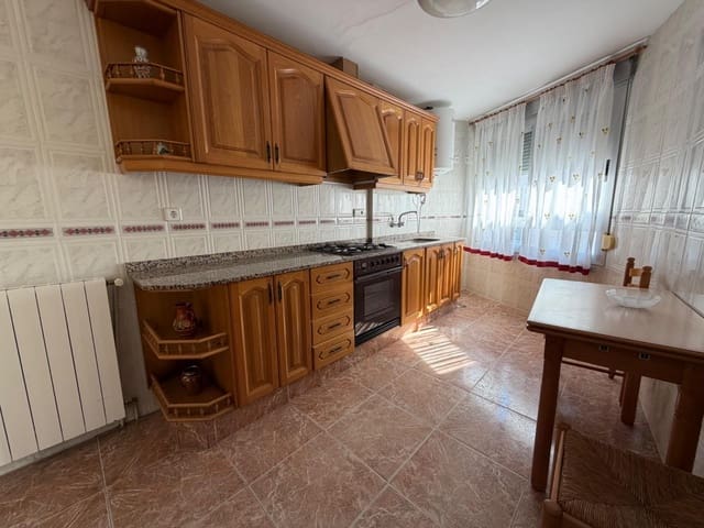 3 soveværelse Byhus til leje i Gátova, Gatova - € 500 (Ref: 9945712)
