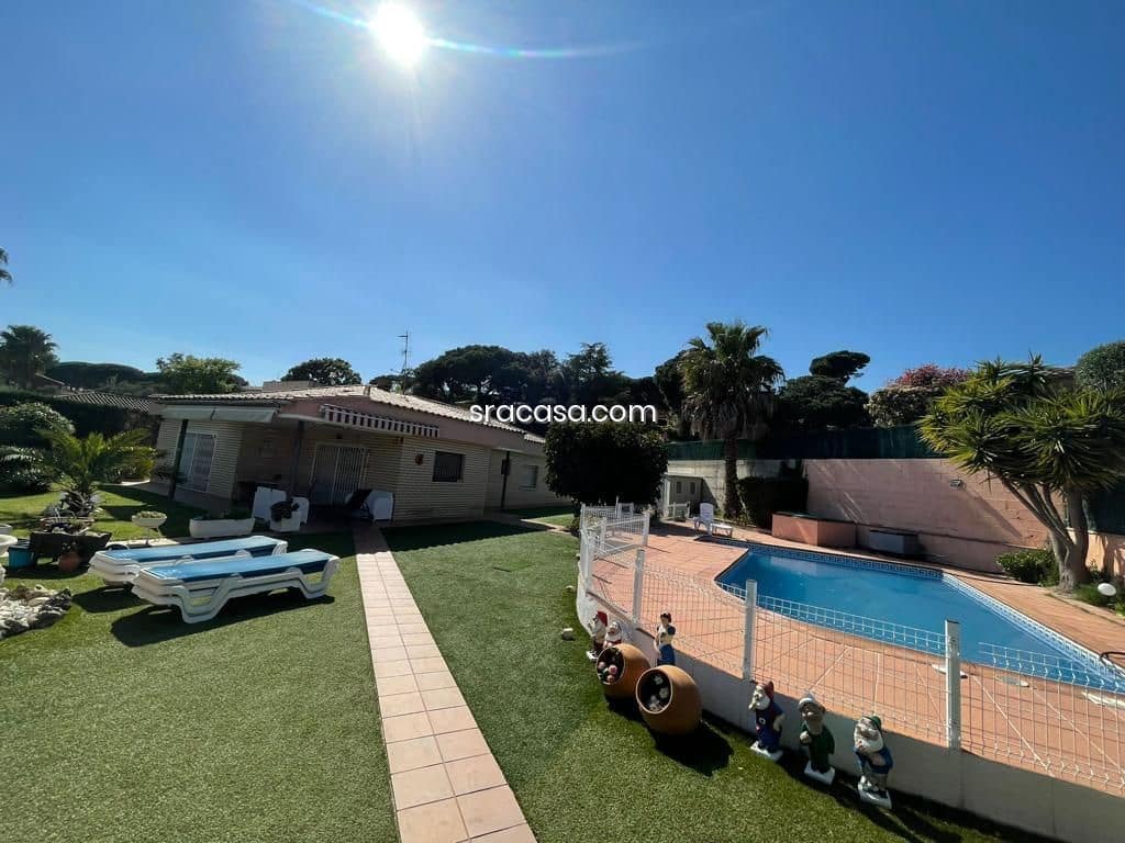 5 bedroom Villa for sale in Calonge i Sant Antoni with pool - € 496,000 (Ref: 9438065)