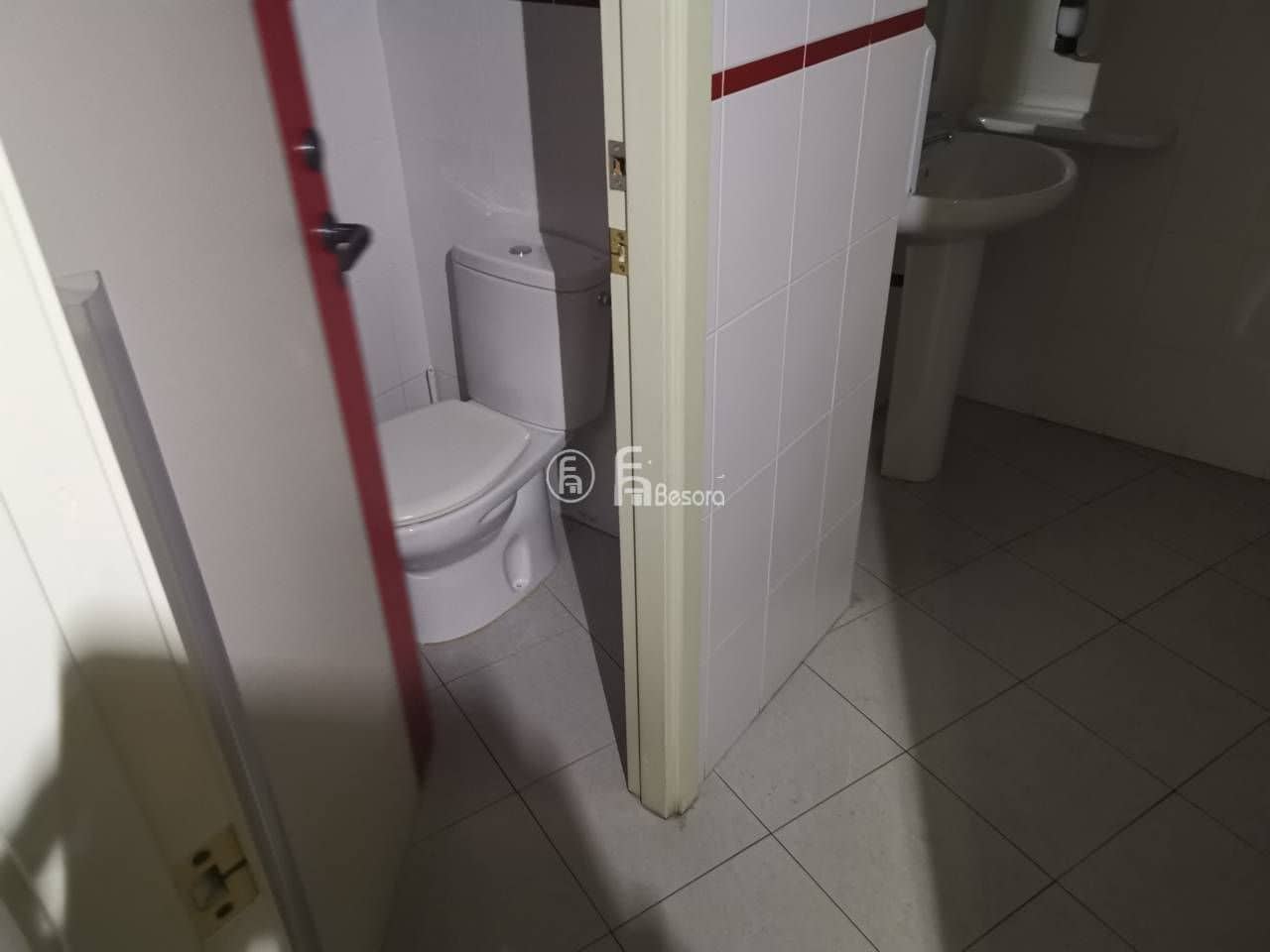 Commercial for sale in Lleida city - € 200,000 (Ref: 5372987)