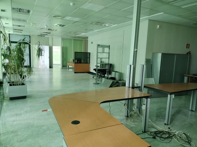 Commercial for sale in Huelva city - € 373,500 (Ref: 9443539)