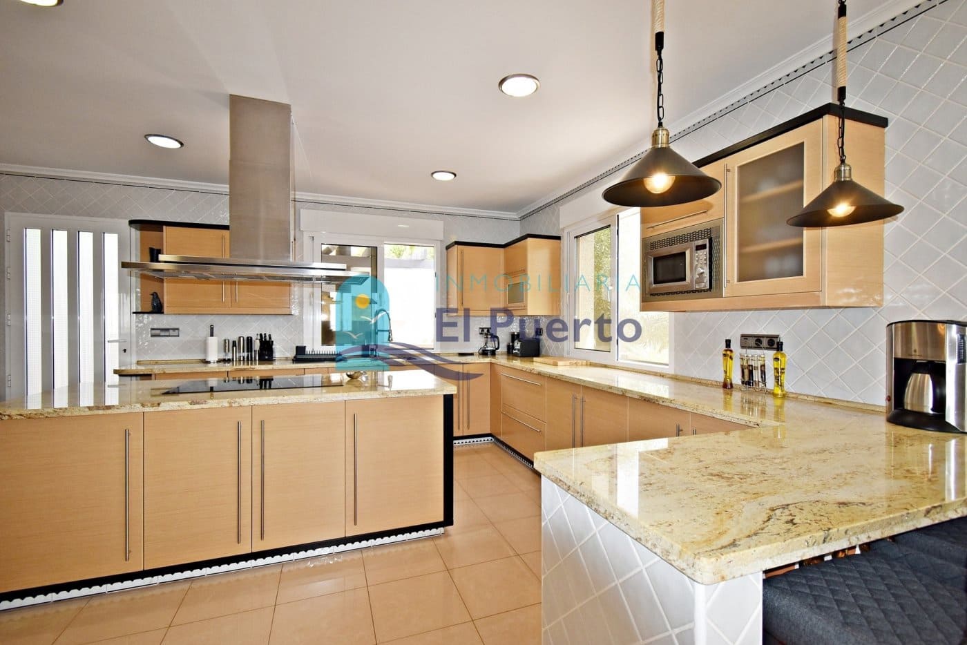 5 soverom Villa til salgs i Isla Plana med svømmebasseng garasje - € 1 399 000 (Ref: 7059162)