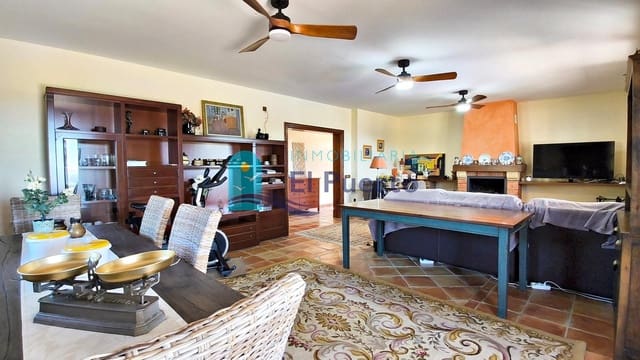 Chalet de 4 habitaciones en Puerto de Mazarron, Mazarrón en venta con piscina - 750.000 € (Ref: 9715002)