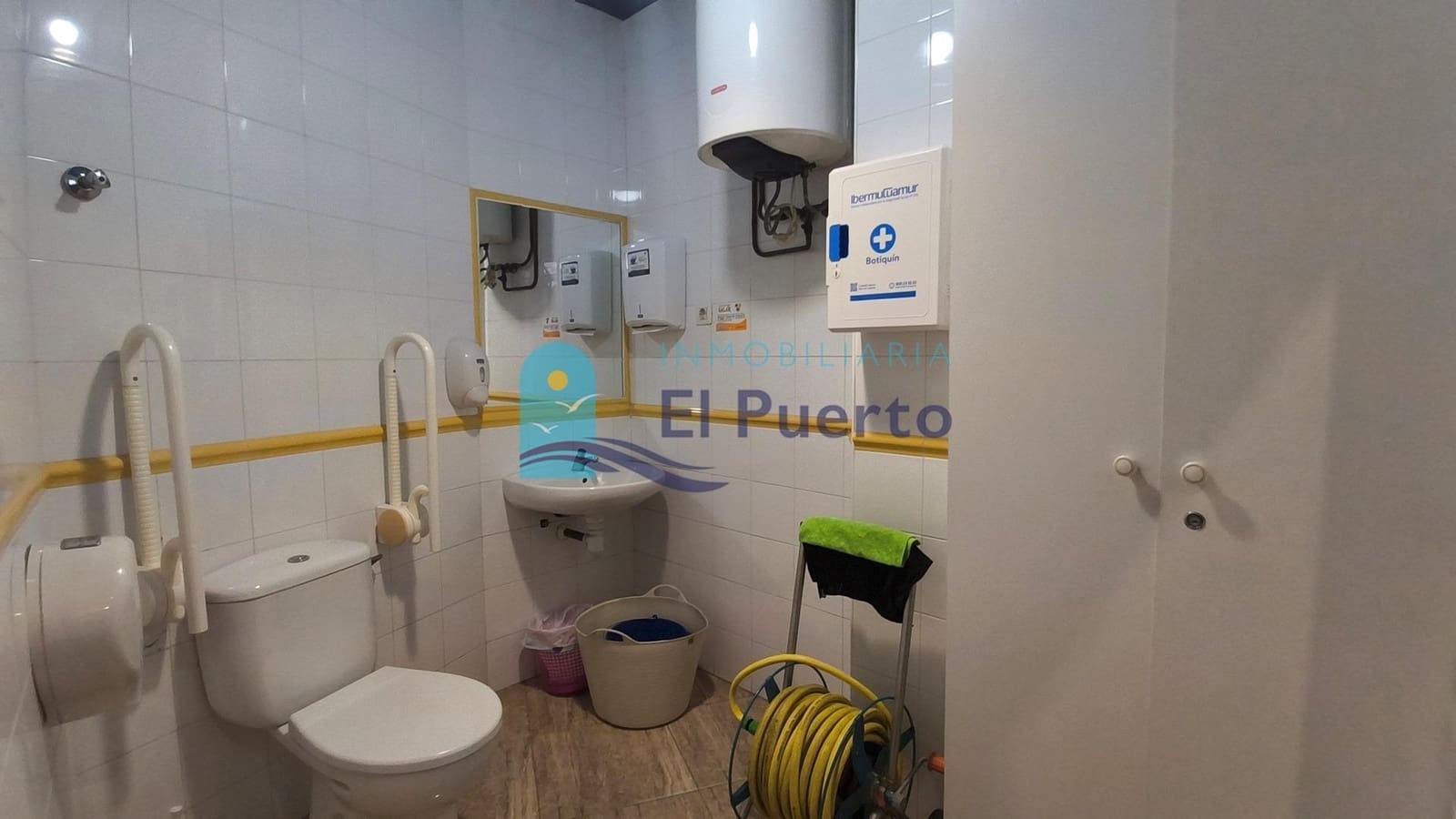 Commercieel te koop in Puerto de Mazarron - € 106.000 (Ref: 9831620)