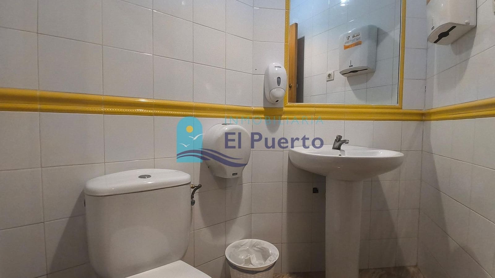 Commercieel te koop in Puerto de Mazarron - € 106.000 (Ref: 9831620)