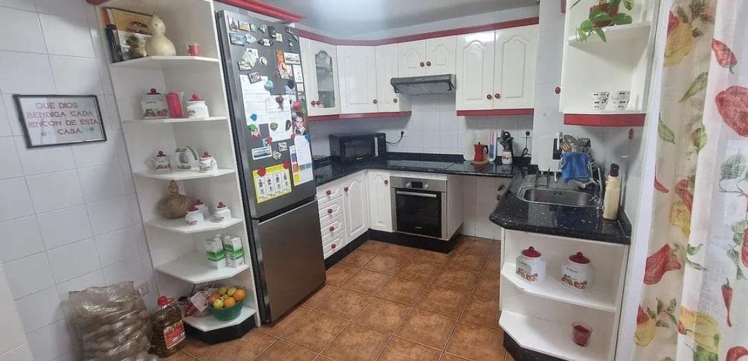 3 slaapkamer Flat te koop in El Medano met garage - € 349.000 (Ref: 9420104)