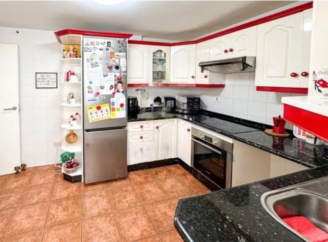 3 slaapkamer Flat te koop in El Medano, Granadilla de Abona met garage - € 349.000 (Ref: 9420104)