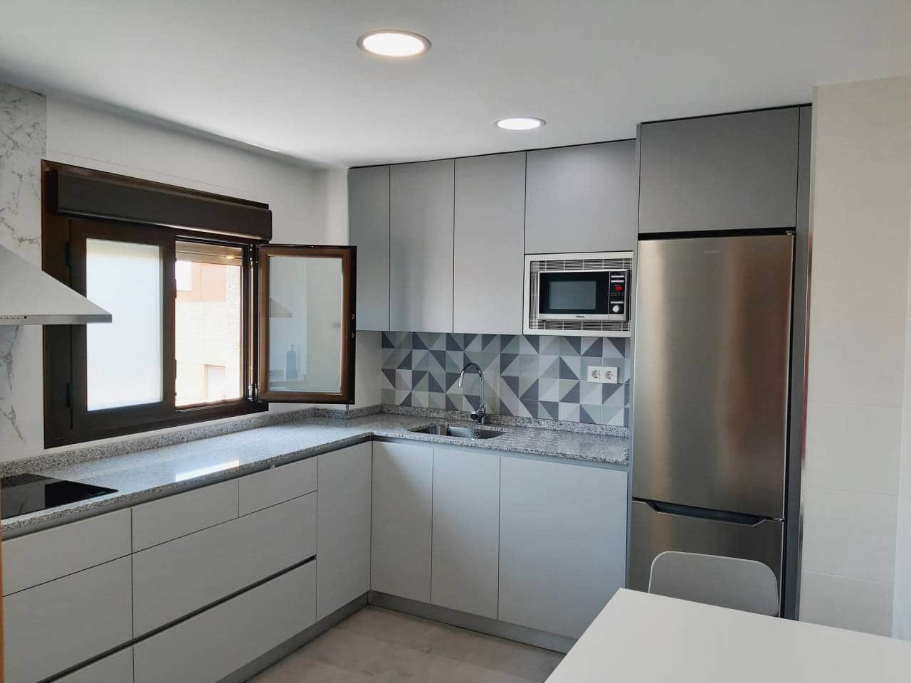 Ático de 2 habitaciones en Granada ciudad en alquiler con garaje - 950 € (Ref: 7725244)