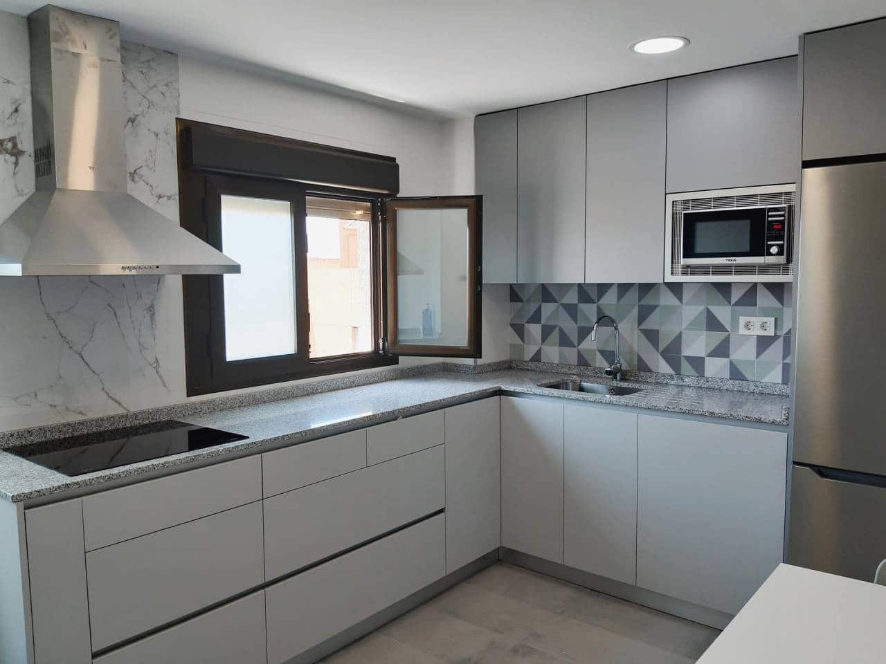 Ático de 2 habitaciones en Granada ciudad en alquiler con garaje - 950 € (Ref: 7725244)