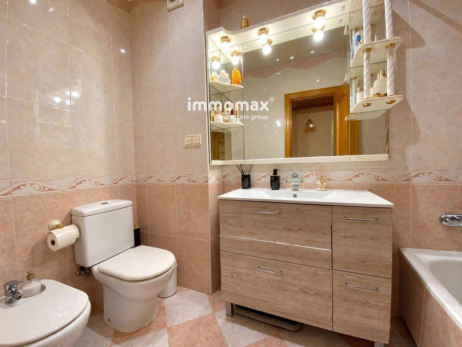 Piso de 3 habitaciones en L'Hospitalet de Llobregat en venta con garaje - 335.000 € (Ref: 10121062)