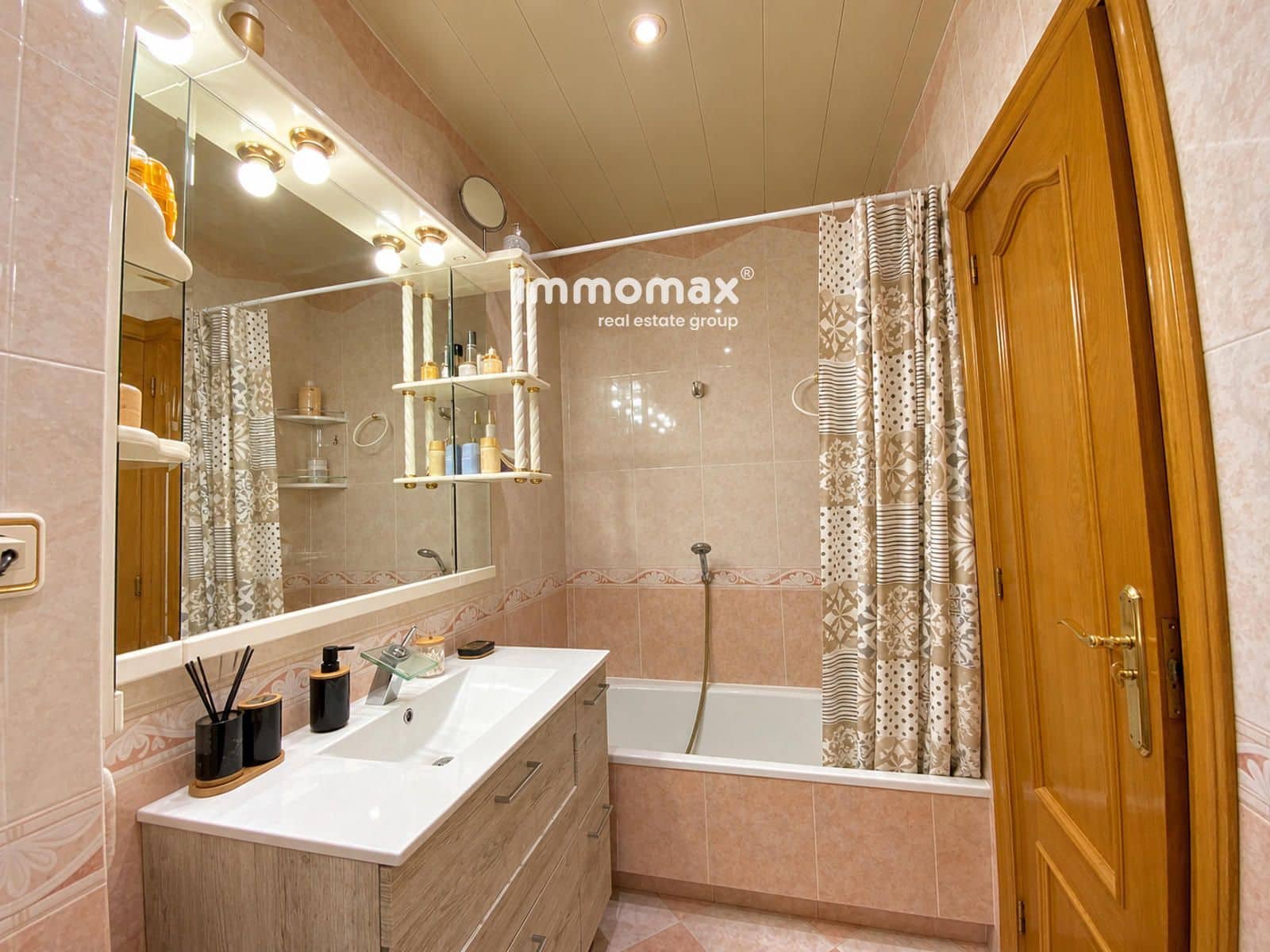 Piso de 3 habitaciones en L'Hospitalet de Llobregat en venta con garaje - 335.000 € (Ref: 10121062)