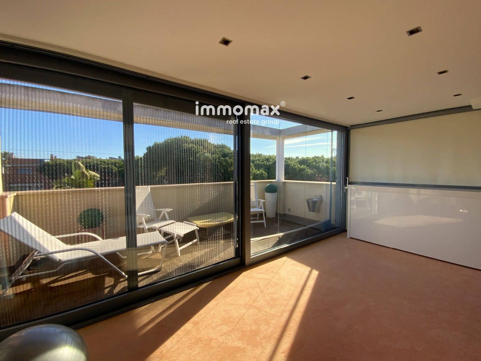 4 bedroom Townhouse for rent in Gava with pool garage - € 6,700 (Ref: 8052743)