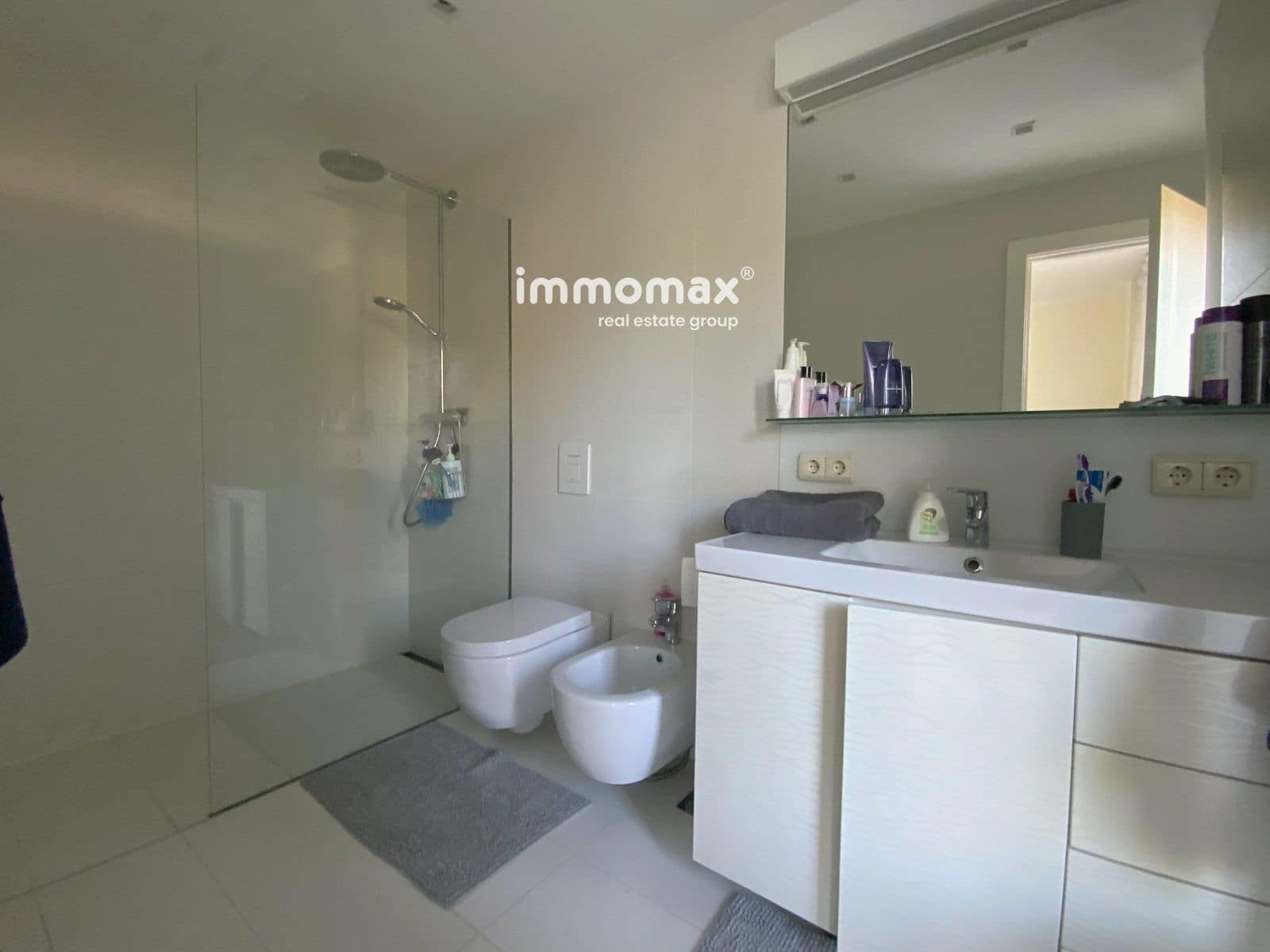 4 bedroom Townhouse for rent in Gava with pool garage - € 6,700 (Ref: 8052743)