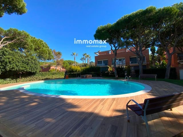 Maison de Ville de 4 chambres à louer à Gavà avec piscine garage - 6 700 € (Ref: 8052743)