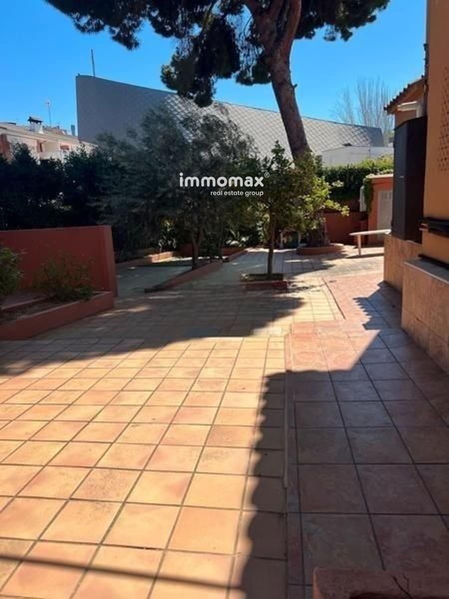 6 soveværelse Villa til salg i Sant Boi de Llobregat med garage - € 790.000 (Ref: 8524532)