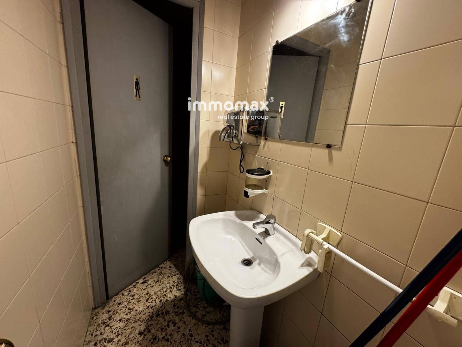 Kommersiell til salgs i Sant Boi de Llobregat - € 275 000 (Ref: 8780854)