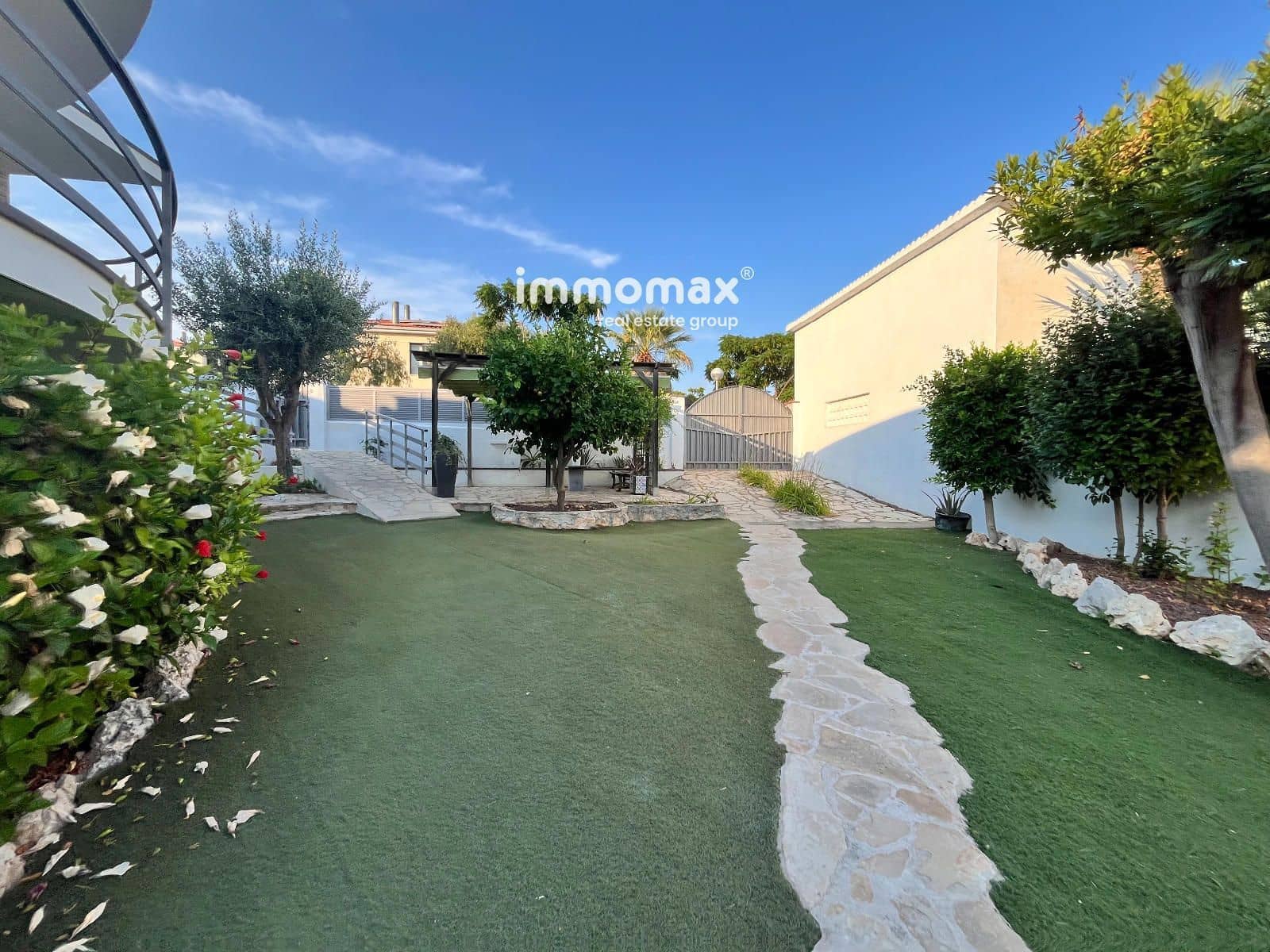 3 bedroom Villa for sale in Vilanova i la Geltru with garage - € 430,000 (Ref: 8873588)
