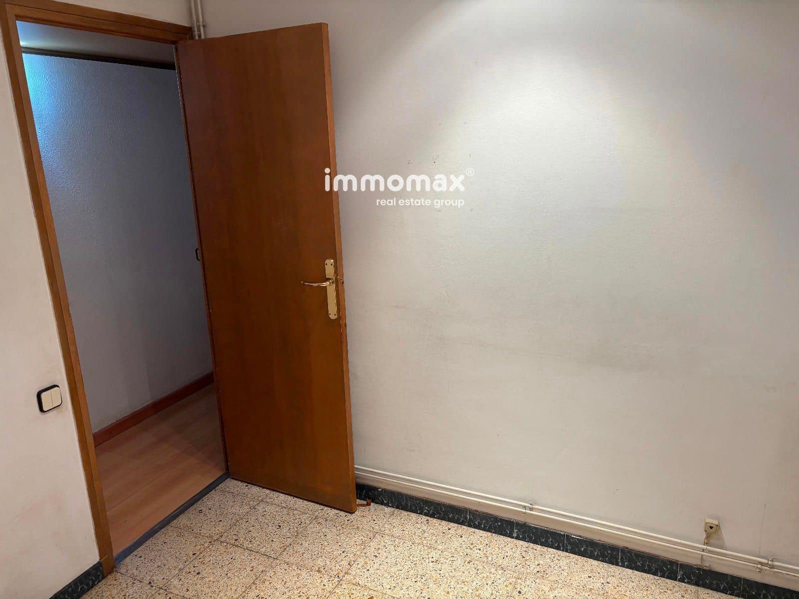 4 slaapkamer Flat te koop in Barcelona stad - € 275.000 (Ref: 9010430)