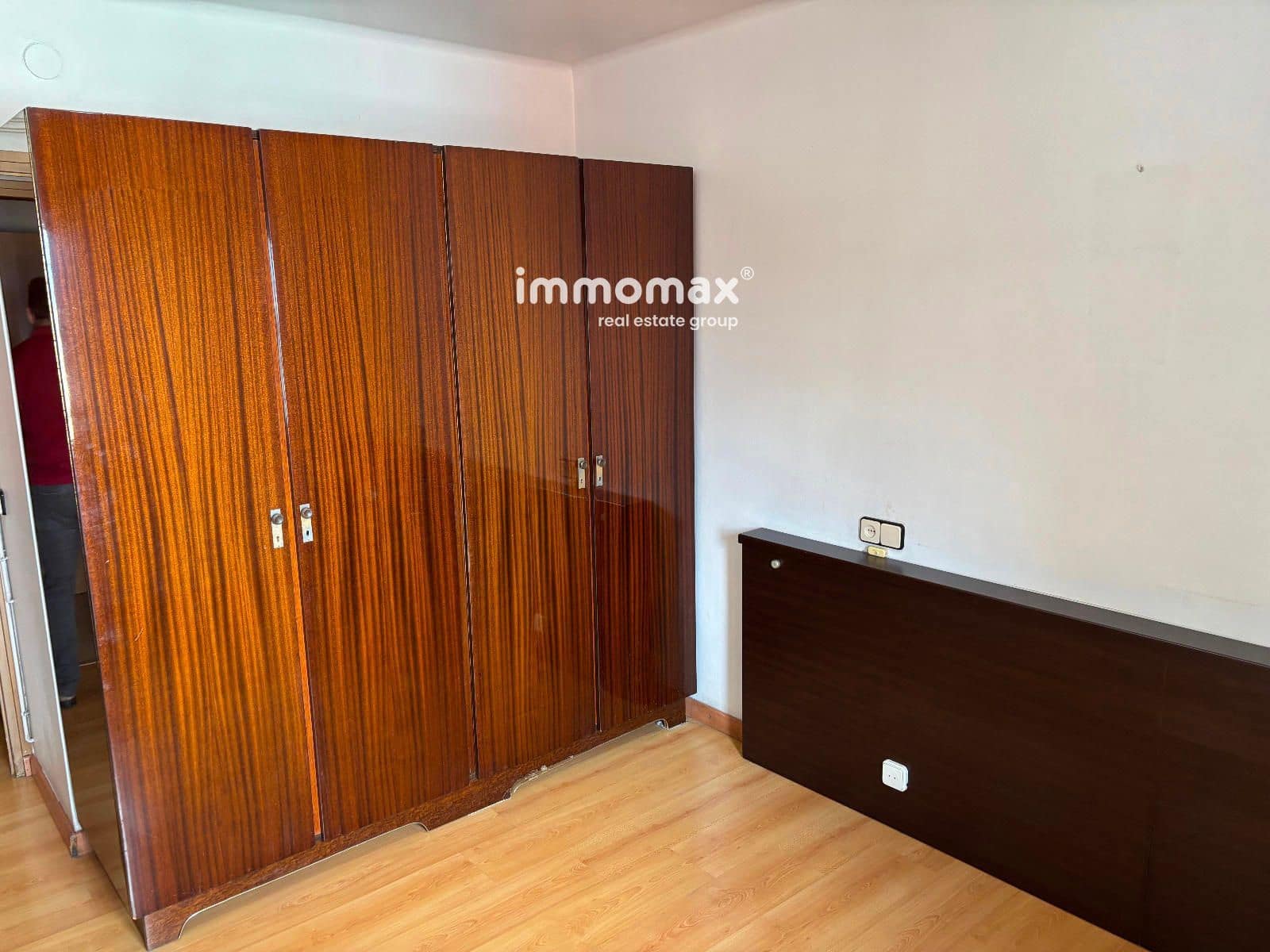 4 slaapkamer Flat te koop in Barcelona stad - € 275.000 (Ref: 9010430)