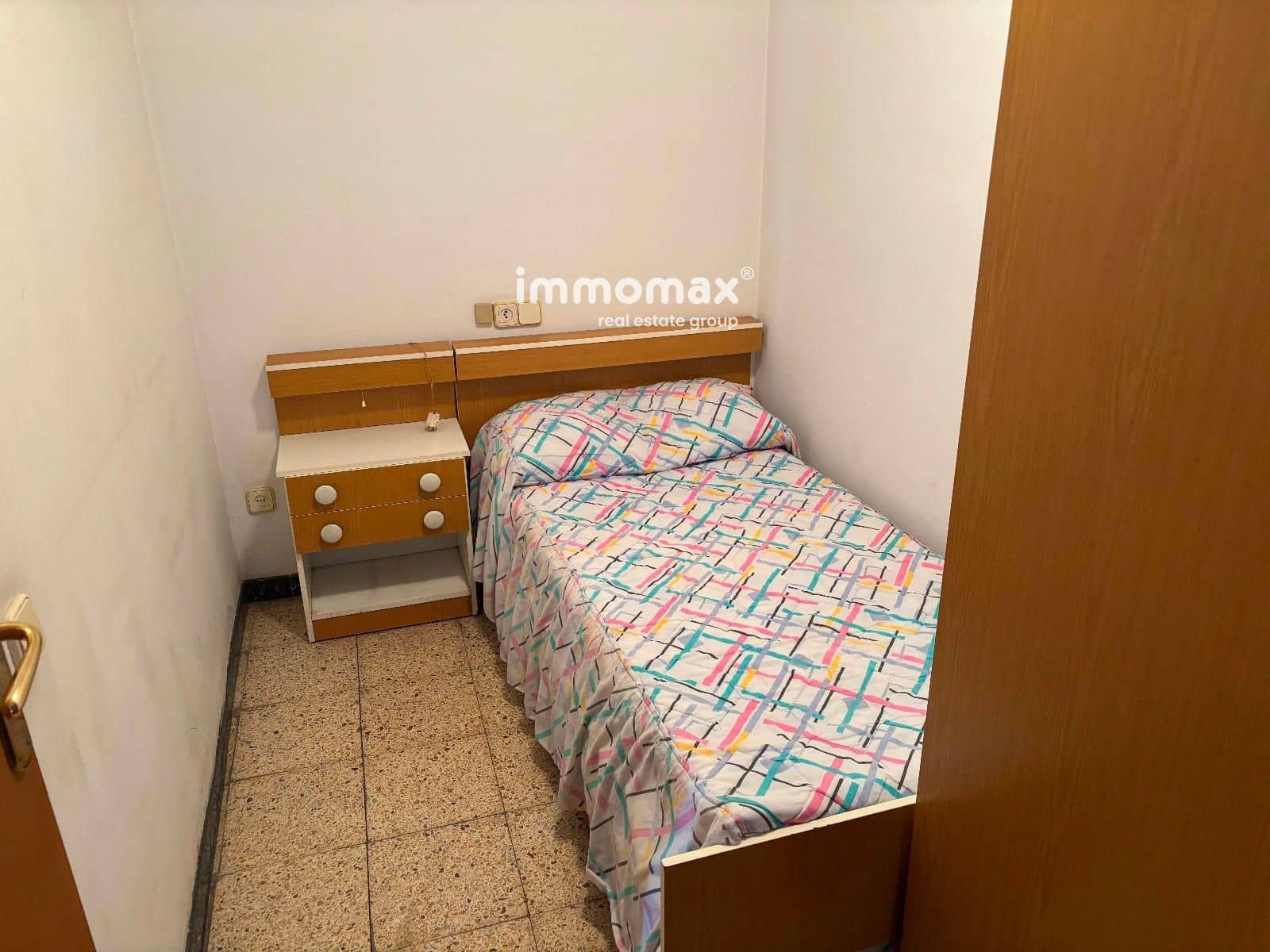 4 slaapkamer Flat te koop in Barcelona stad - € 275.000 (Ref: 9010430)
