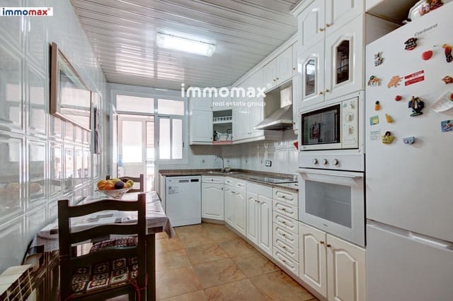 4 makuuhuone Omakotitalo myytävänä paikassa Sant Boi de Llobregat mukana uima-altaan 
autotalli - 550 000 € (Ref: 9024891)