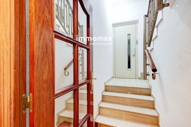 4 makuuhuone Omakotitalo myytävänä paikassa Sant Boi de Llobregat mukana uima-altaan 
autotalli - 550 000 € (Ref: 9024891)