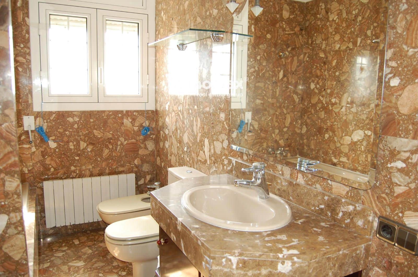 4 chambre Villa/Maison à vendre à Sant Boi de Llobregat avec piscine garage - 740 000 € (Ref: 9299027)