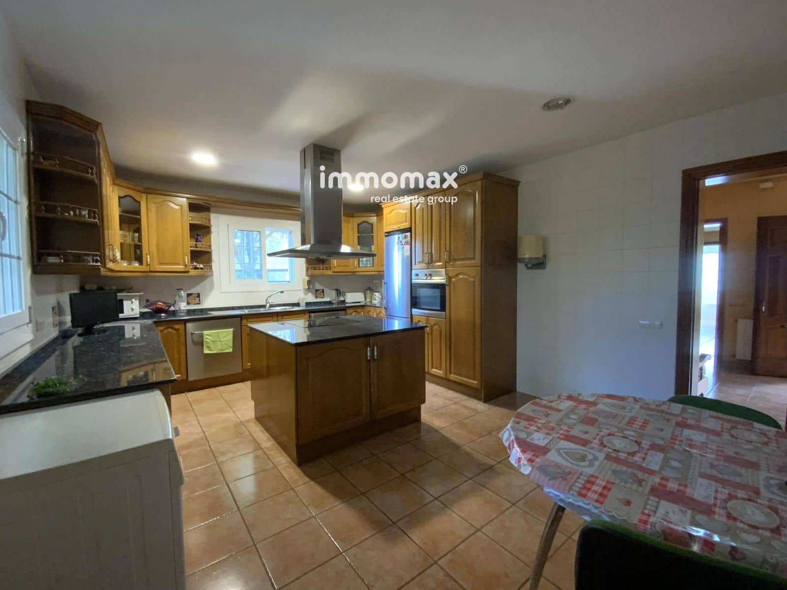 5 bedroom Villa for sale in Begues with garage - € 790,000 (Ref: 9301552)