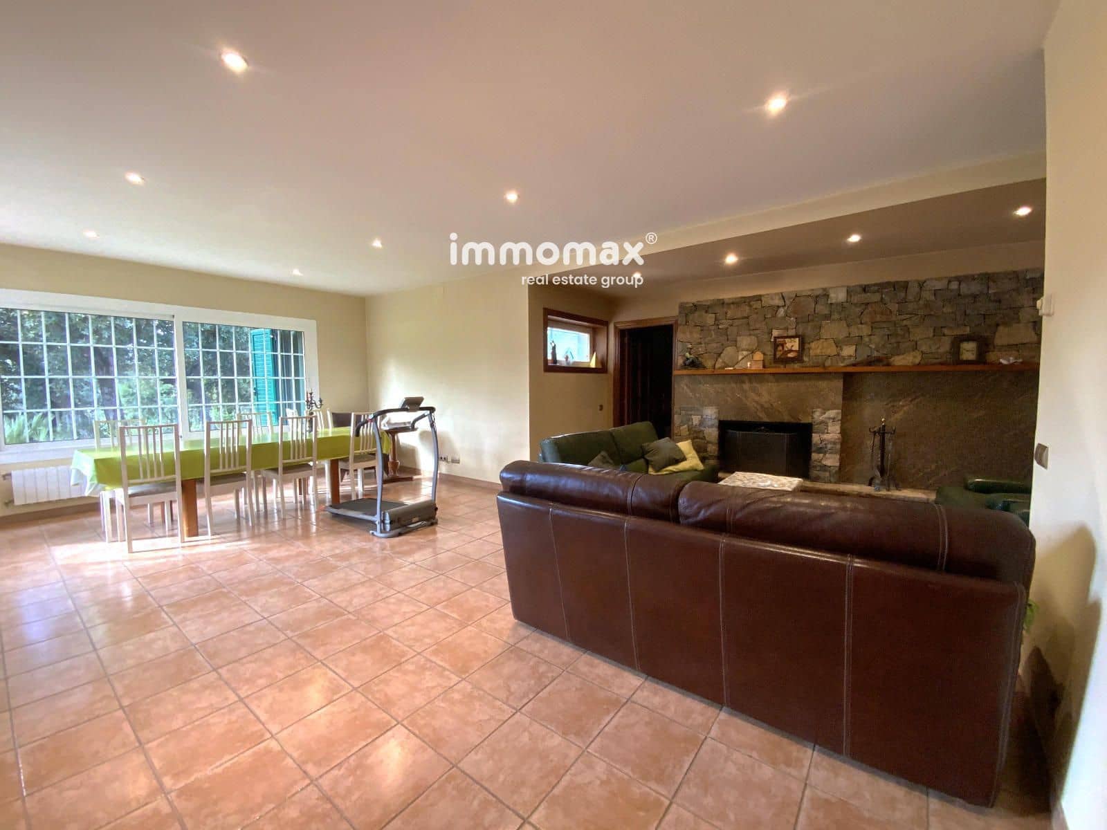 5 bedroom Villa for sale in Begues with garage - € 790,000 (Ref: 9301552)