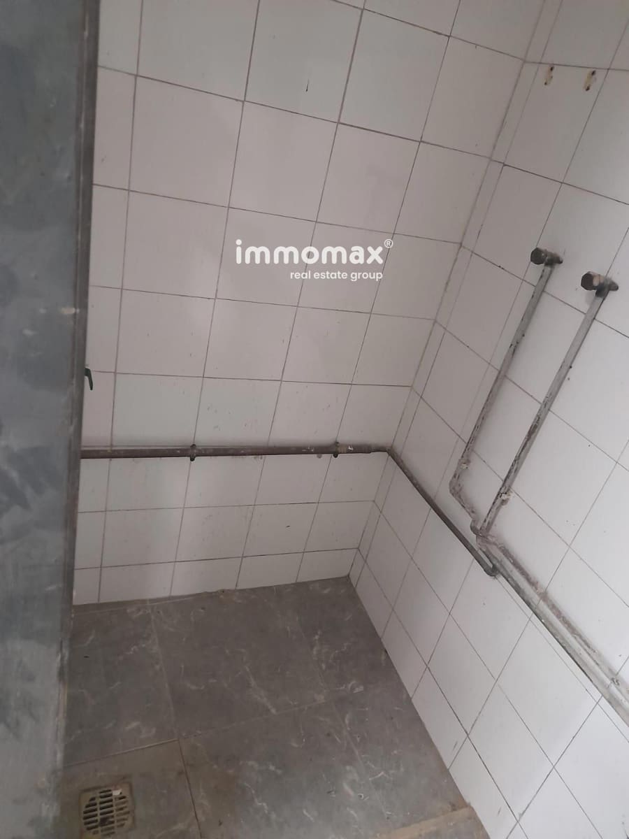 Commercial for rent in Barcelona city - € 1,400 (Ref: 9301796)