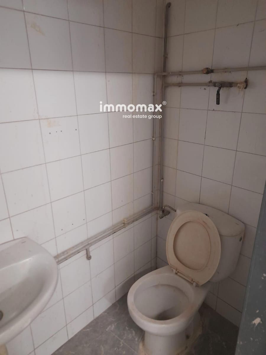 Commercial for rent in Barcelona city - € 1,400 (Ref: 9301796)