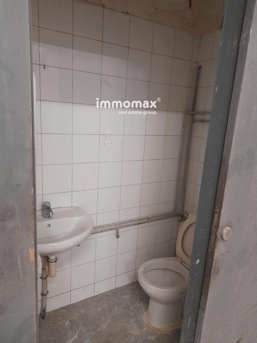 Commercial for rent in Barcelona city - € 1,400 (Ref: 9301796)