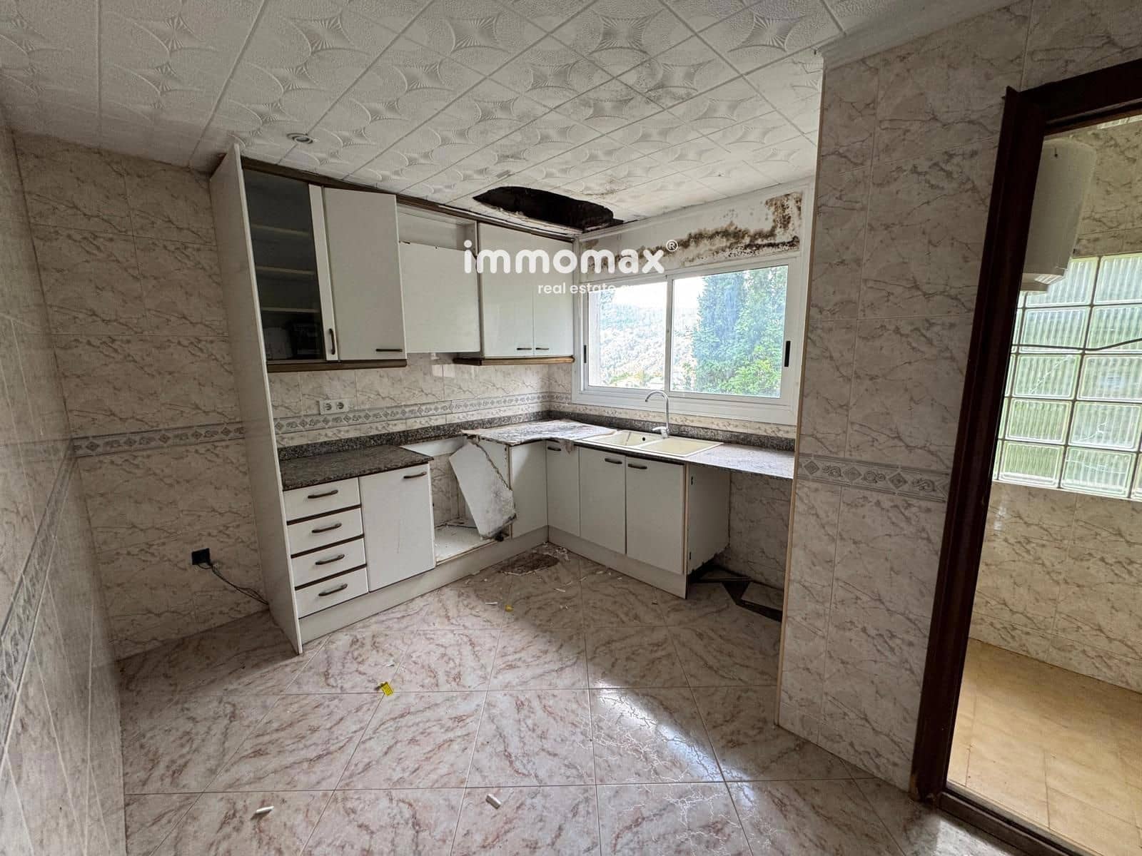 4 bedroom Villa for sale in Vallirana with garage - € 200,000 (Ref: 9322170)