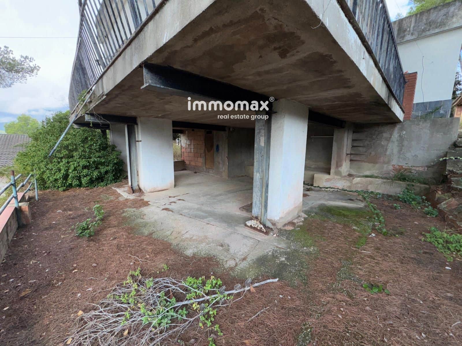 4 bedroom Villa for sale in Vallirana with garage - € 200,000 (Ref: 9322170)