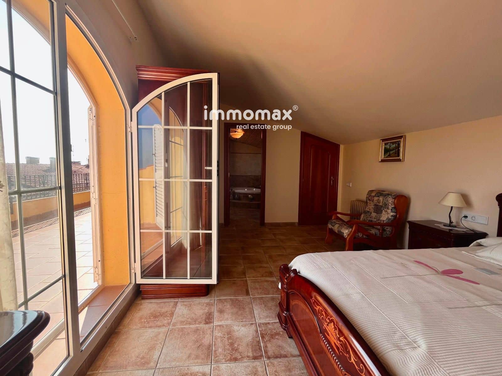 5 bedroom Townhouse for sale in Vilanova i la Geltru with garage - € 449,000 (Ref: 9340327)